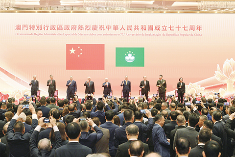 ◎ 行政長官岑浩輝等嘉賓昨日出席澳門特別行政區政府慶祝中華人民共和國成立七十七周年招待酒會。
