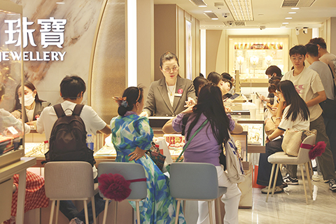 ◎ 十月五日,香港尖沙咀一間珠寶店人頭湧湧,大量旅客在店內選購黃金珠寶。國慶黃金周踏入第五天,大量旅客到訪帶旺香港各行業市道。香港零售業界預計,珠寶、藥妝、海味等銷售額錄得雙位數增幅。(香港中通社記者 謝光磊 攝)
